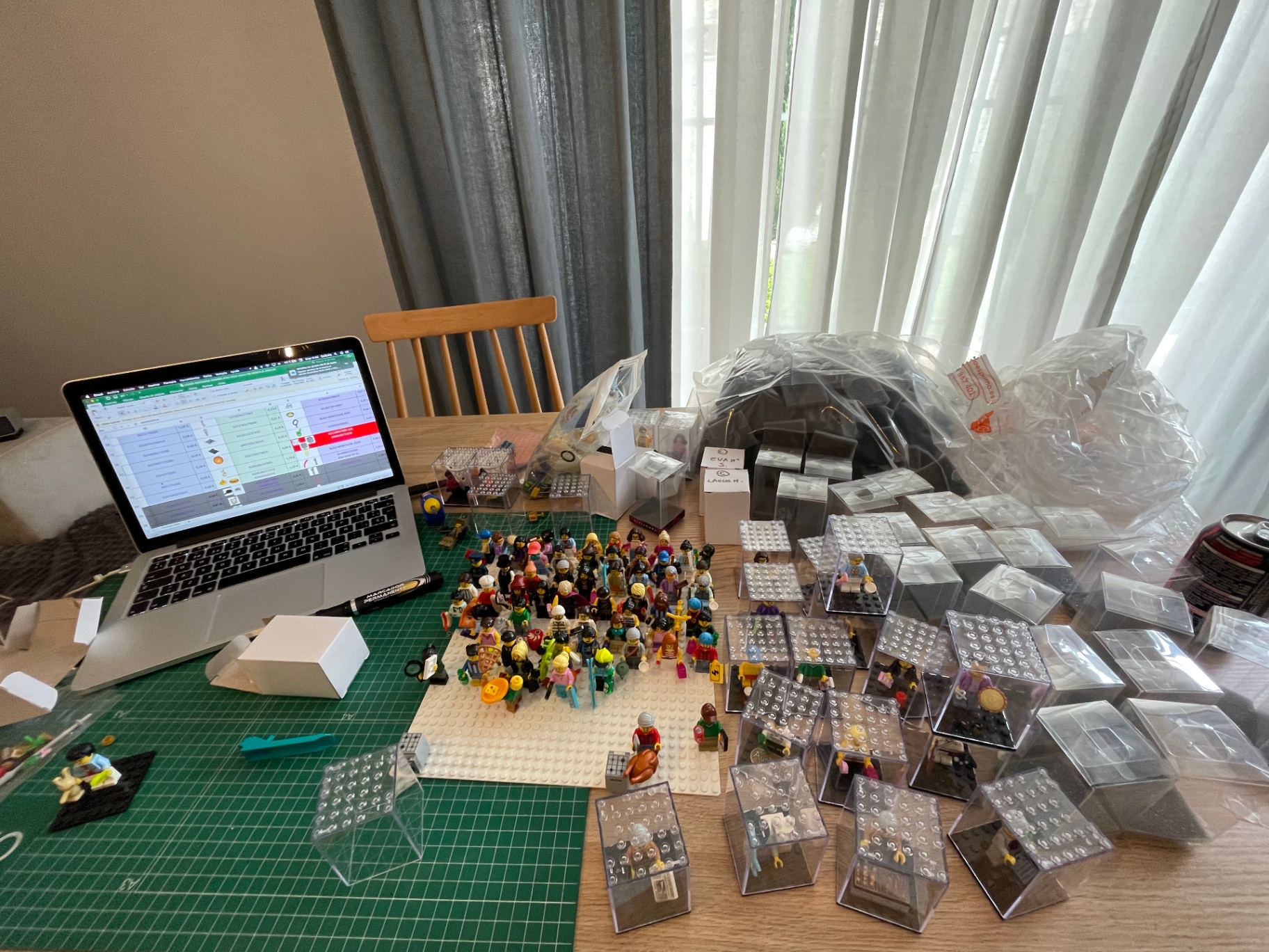 Mesa de trabajo Brick & Love con minifiguras clasificadas y blisters listos