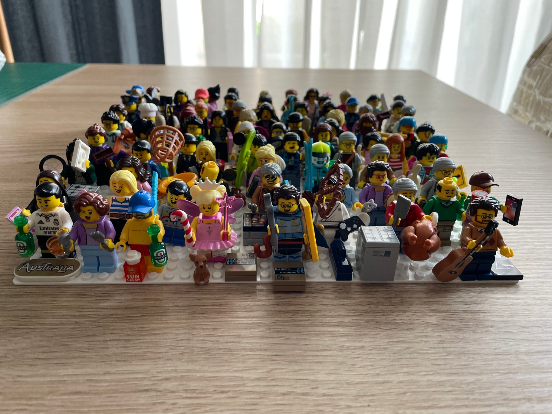 Ejército de minifiguras personalizadas sobre base LEGO® blanca
